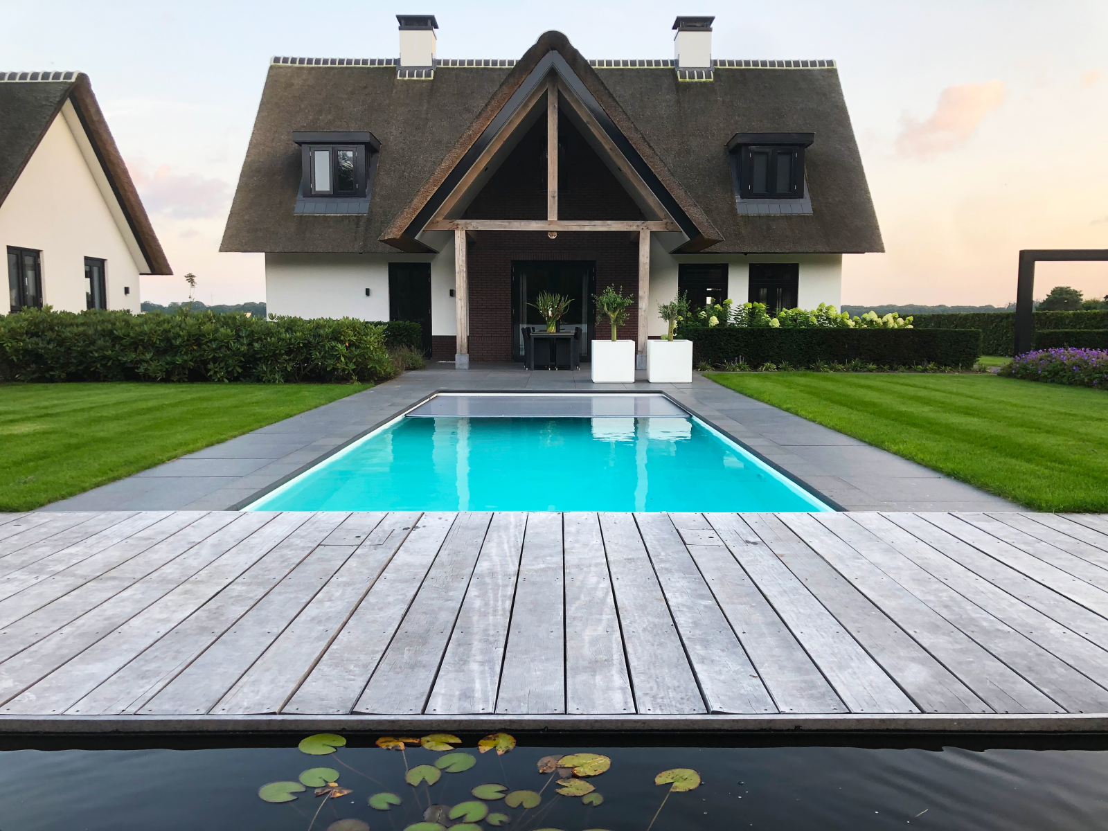 Prefab of bouwkundig zwembad